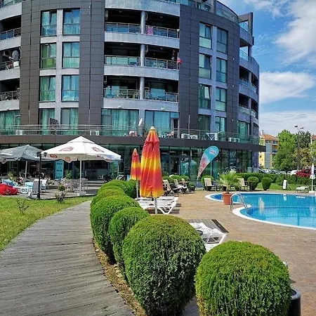 тристаен в Sunny Plaza, Daire